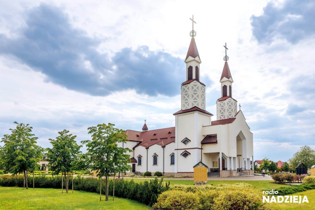 Kościół parafialny w otoczeniu zieleni
